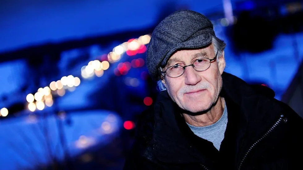 Journalisten Tomas Bresky kastades ut från kultur- och fritidsnämndens sammanträde efter att ha ifrågasatt beslutet att inte ge föreningen Sputnik verksamhetsbidrag. "Han ställde sig otroligt nära, på ett obehagligt sätt", säger Emmeli Nybom.