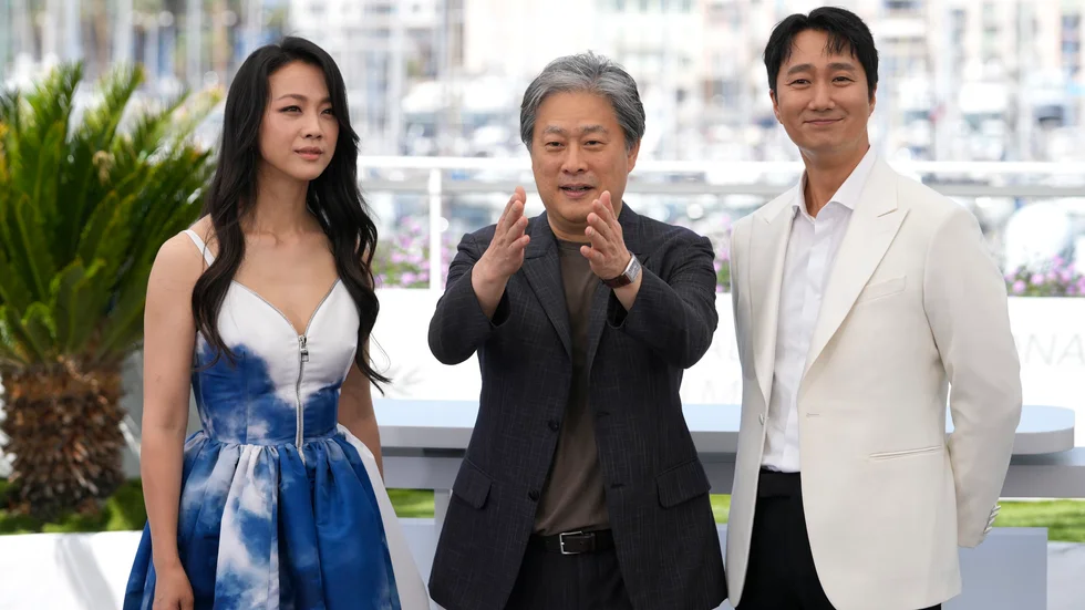 Park Chan-Wook i mitten, tillsammans med skådespelarna Tang Wei och Park Hae-Il på filmfestivalen i Cannes där "Decision to leave" hade världspremiär. Arkivbild.