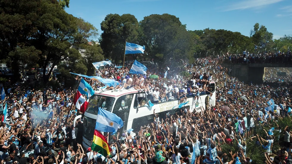 Bussen med de argentinska guldlaget från fotbolls-VM i Qatar fastnade i folkhavet i Buenos Aires under firandet på tisdagen. Arkivbild.