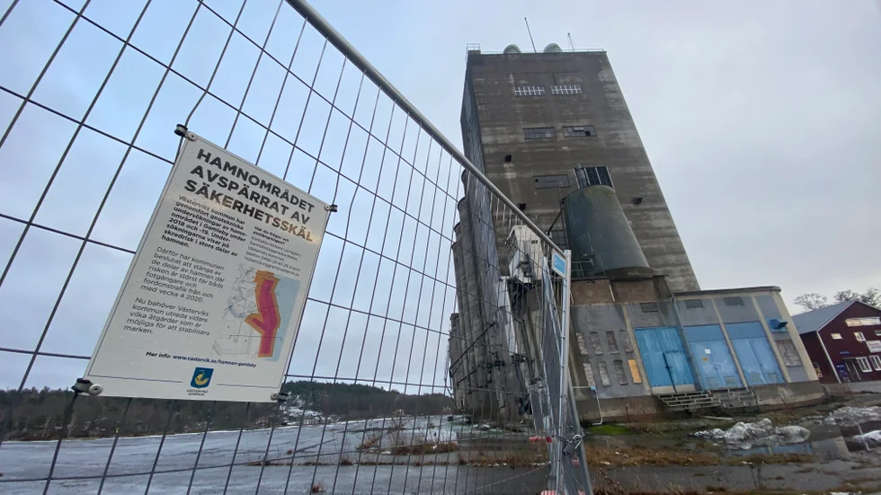 Hamnområdet har varit avspärrat i snart tre år. På staketet finns plakat där kommunen förklarar varför. 
