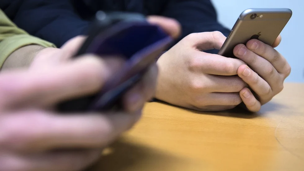 Den fria uppfostran och den kravlösa skolan som uppfanns av två stycken vänsterpartier i början av 70-talet ser vi nu frukten av, menar insändarskribenten.