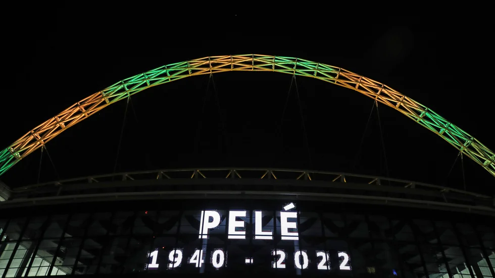 Wembley i London tändes upp i Pelés ära på torsdagskvällen.