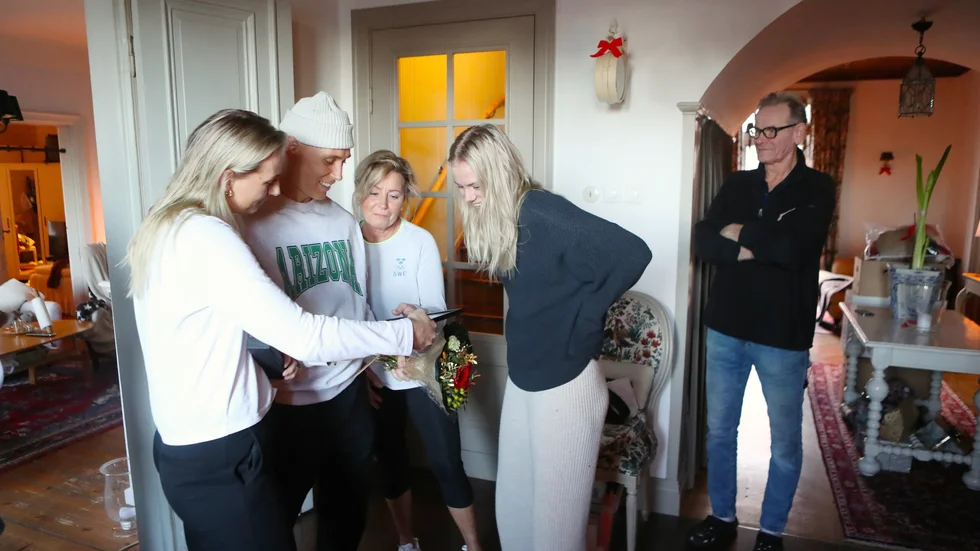 Guldklockan. Så här såg det ut strax före jul 2022 när Nina Koppang, handbollsspelaren, överraskades i Vadstena av föräldrar och syskon. Koppang vann den 57:e Guldklockan för sina prestationer både på och utanför handbollsplanen.