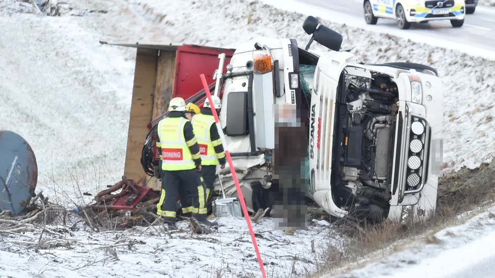 Lastbilen välte av vägen.