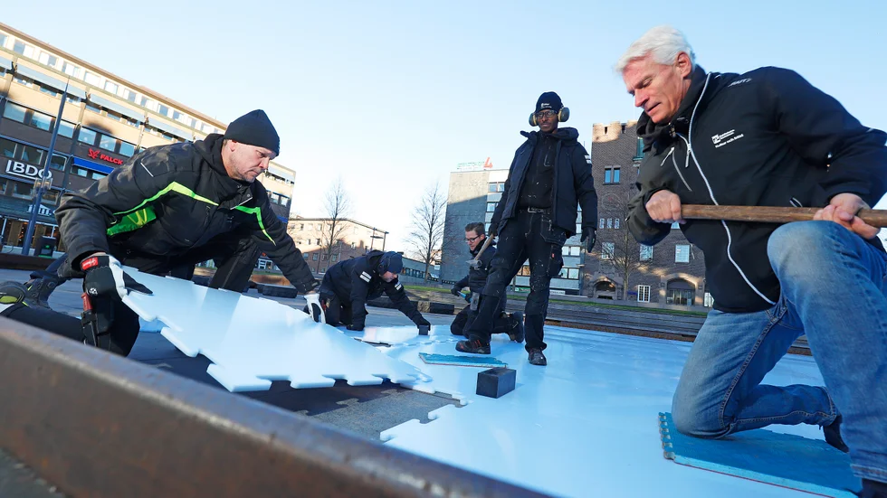 Peter Fröjdfeldt och hans kolleger lägger pusslet som till slut blir en skridskobana på Fristadstorget.