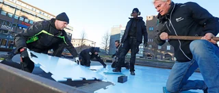 Här pusslas nya isen ihop på torget ✓Kräver ingen el ✓Trögare att åka på ✓Kan ligga året om • Se vår reporter premiäråka banan