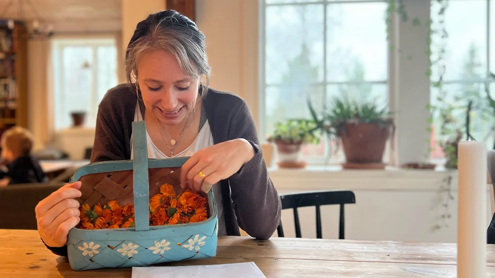 För Helena är närheten till djuren och naturen viktig. Hon brinner för att bevara mångfalden och att ta vara på det som naturen har att erbjuda.