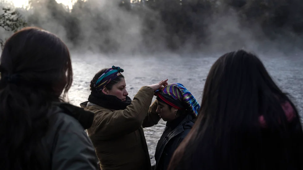 Kvinnor deltar i en ritual i södra Chile i samband med firandet av mapuche-folkets nyår, den 26 juni. Arkivbild.