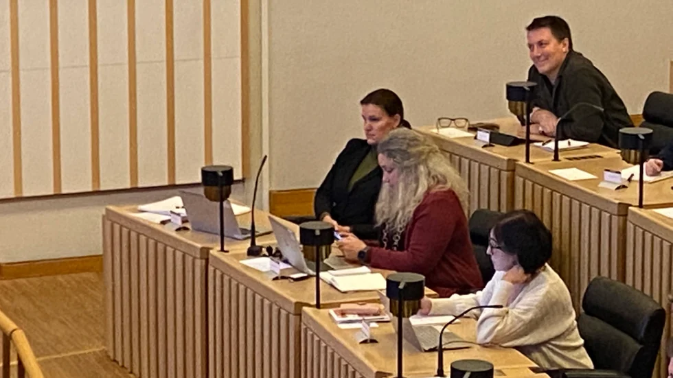 Malin Karlsson (SD) längst till vänster och Martina Hallström (C) intill i Nyköpings kommunfullmäktige.