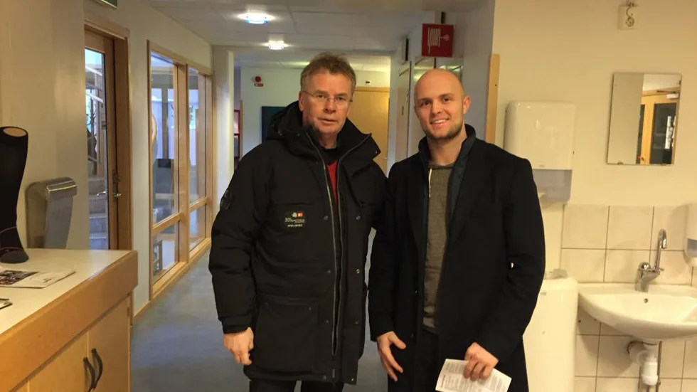 På plats. Sportchefen Lars "Osten" Bergström har mött upp nyförvärvet Chad Billins.