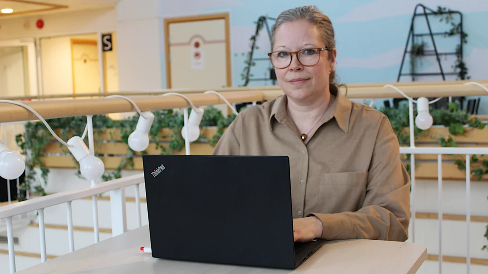 Bakom en skärm är det lätt att framföra hatiska åsikter och skapa "lokala sanningar". När Maria Skarin ser sådant i sitt flöde på sociala medier, försöker hon ge stöd till den som blir ansatt.