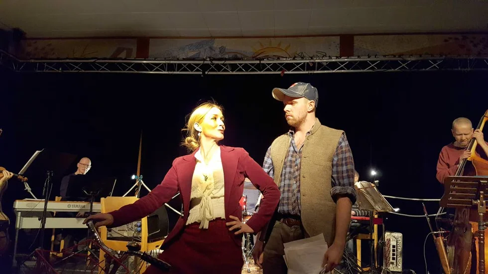 Carina Henriksson som kommunalrådet som tar till  allt medel och Jacob Jonsson Olander som "Morgan".