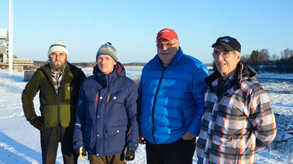 Oroliga sportfiskare. Rune Jakobsson, Tore Peuravaara, Leif Taavola och Markku Aho är mycket bekymrade för laxens framtid i Torneälven.