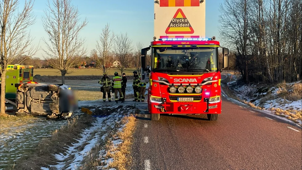 En bil körde i diket och voltade på tisdagseftermiddagen.