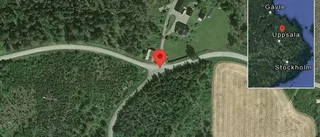 Fallna träd skapar problem i trafiken på väg 711