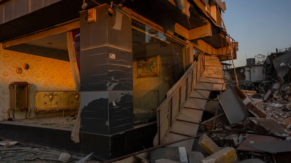 Skadade byggnader i Antakya på den turkiska sidan gränsen. Bilden är tagen under tisdagen.