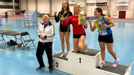 Jenny Rosén var visserligen skadad under mångkamps-SM i hemmahallen men satte nytt svenskt rekord i K50 och tog guldet.