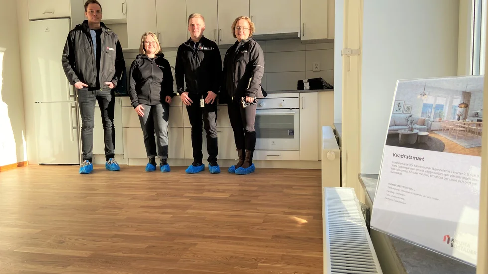 Kristoffer Johansson projektledare, Amanda Stålnacke, marknadschef, Stefan Björnström, enhetschef och förvaltare och Ulrika Niia, fastighetschef, samtliga Kirunabostäder visar upp en av tvåorna.
