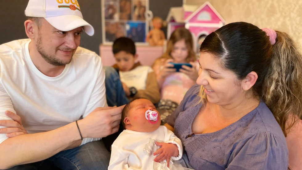 Sandra Wanderlei och Andreas Öhrvall kunde knappast tro ögon och öron när de insåg att deras nyfödda dotter var nästan lika tung som två normalstora bebisar.