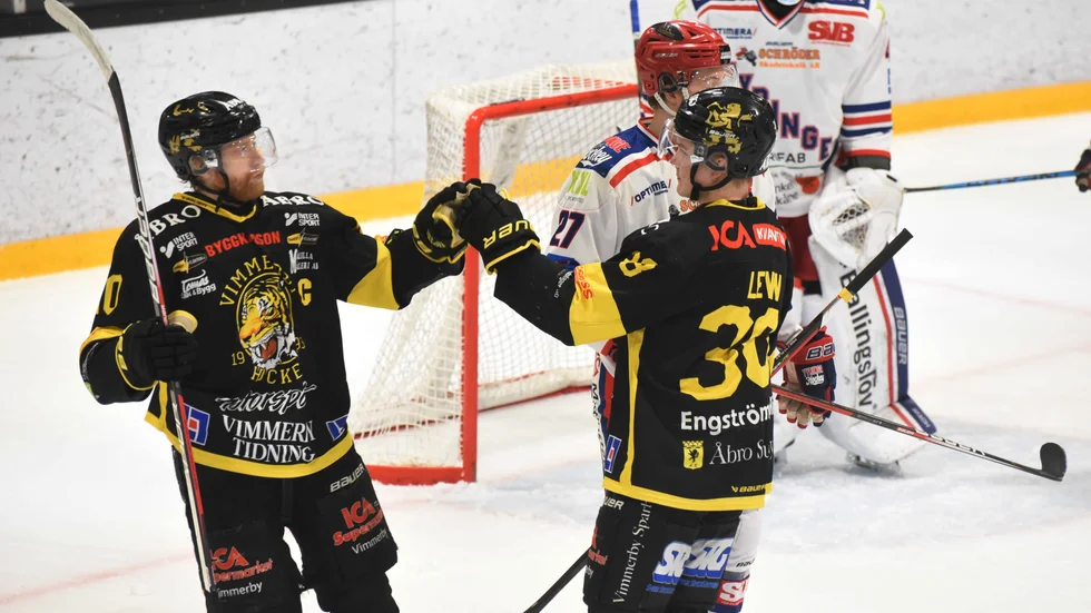 Eddie Levin tackar Jakob Karlsson för passningen till 2-0 mot Tyringe. VH vann till slut, efter att Hugo Ollila avgjort i förlängning.