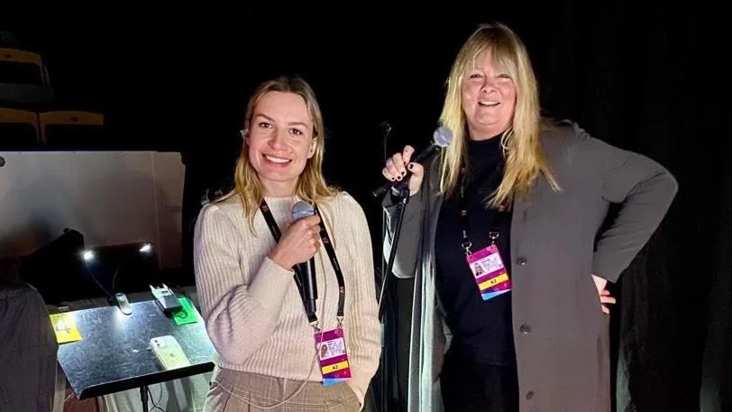 Matilda Gratte och Britta Bergström körar bakom Wiktoria Johansson som tävlar med låten "All My Life".