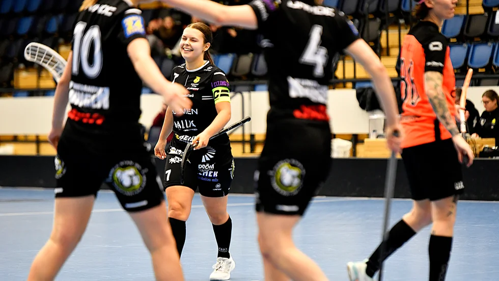 Gamla Stans lagkapten Frida Jonsson hade all anledning att jubla under, och efter, lördagens storseger mot IBK Luleå. ”Jätteroligt att det äntligen släpper för oss”, säger 19-åringen efter matchen.