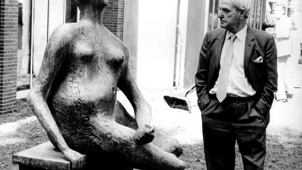 Den brittiske skulpturen Henry Moore var son till en kolgruvearbetare och fick själv ekonomiskt stöd som ung konstnär.
