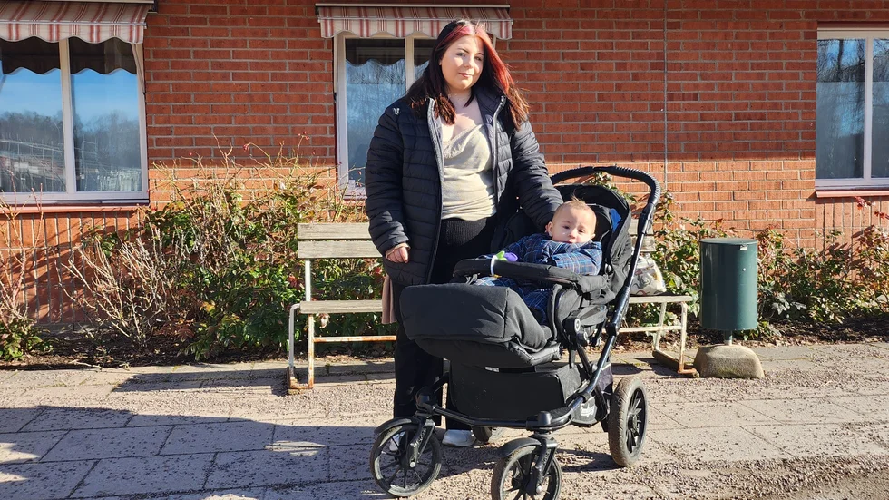 Emma Björk och Mahdi Hosseini från Motala fick sonen Daniel förra året. Motala är en bra kommun för barn, menar Emma. Trots det har inte färre barn fötts här på över 50 år. 