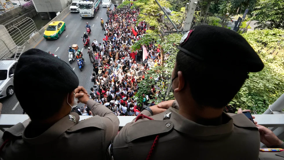Poliser i Myanmar betraktar protester på årsdagen av kuppen.