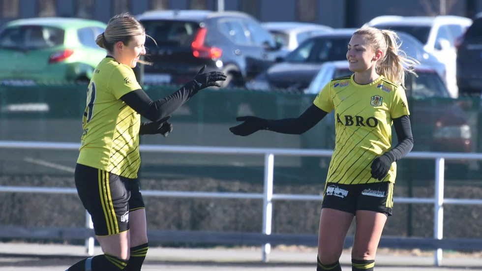 Nathalie Johansson gjorde två mål och spelade fram Frida Pöder till ett när VIF besegrade Jönköping Södra borta med 4-0.