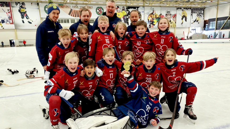 KVBS segrande lag i cupen i Örebro. Bakre raden från vänster Henrik Lagerstedt, Fredrik Wintervide, Henrik Roos, Stefan Andersson. Mittenraden från vänster Colin Blomgren Gunnar, Tim Knutsson, Leo De Would, Leo Skoglund, Vincent Andersson, Ines Fredriksson. Främre raden från vänster August Pettersson, Milian Liljedahl, Alfred Wintervide, Dylan Lagerstedt, Valter Pilheden, Saga Pettersson. Liggande målvakten Konstantinos Mavratzotis.
