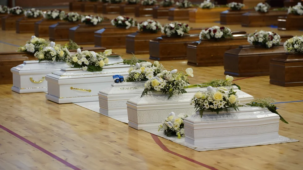 Människorna som dog i helgens tragedi utanför Kalabriens kust har lagts i kistor i en idrottshall i italienska Crotone. De minsta barnen har fått vita kistor.