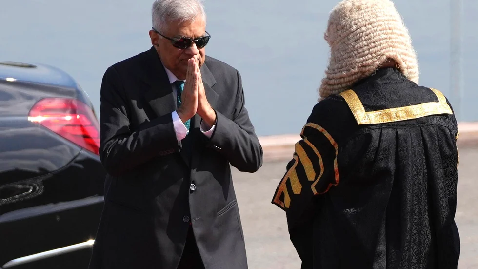 Sri Lankas president Ranil Wickremesinghe hälsar på landets talman Mahinda Yapa Abeywardena. Arkivbild.