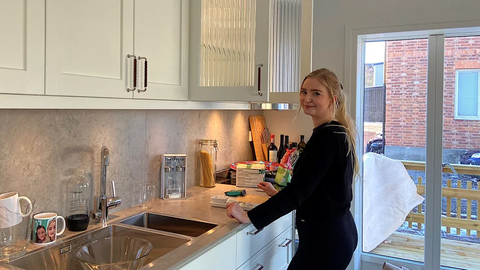 Julia Lundberg flyttar in i nybyggda flerfamiljshuset på Bondegatan.