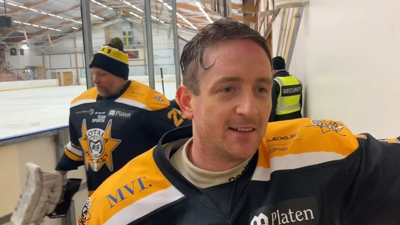 Jimmy Bothén fyller 35 år i sommar, men håller än i Motala AIF:s ishockeylag. Nu väntar playoff med laget.