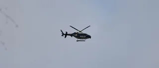 Helikopterjakt efter knivrån – polis jagar gärningsman