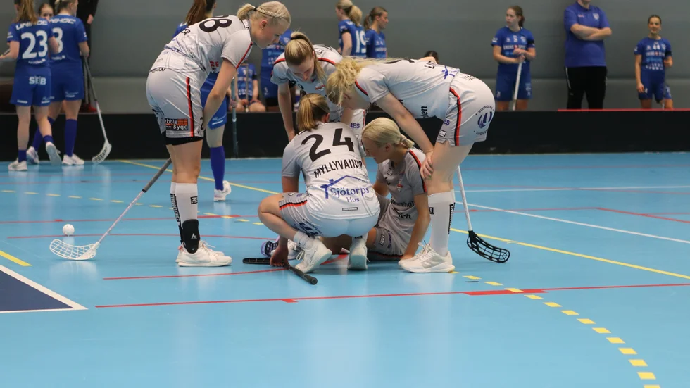 Rutinerade Sofia Haglund ådrog sig en knäskada mot jumbon Hagfors och hon blev sittande på matchgolvet med svåra smärtor, vilket hennes lagkamrater tvingades konstatera.