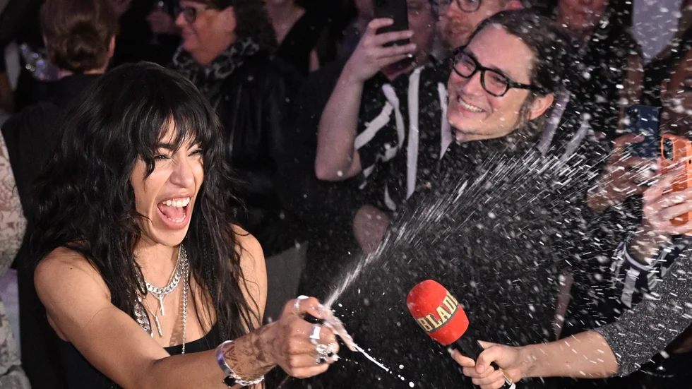 Loreen Talhaoui firar finalplatsen med champagne på efterfesten efter den fjärde deltävlingen av Melodifestivalen .