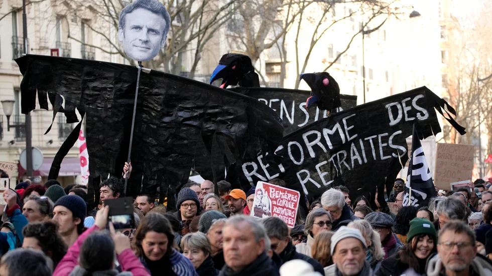 Demonstranter på Paris gator som protesterar mot regeringens planer på att höja pensionsåldern.