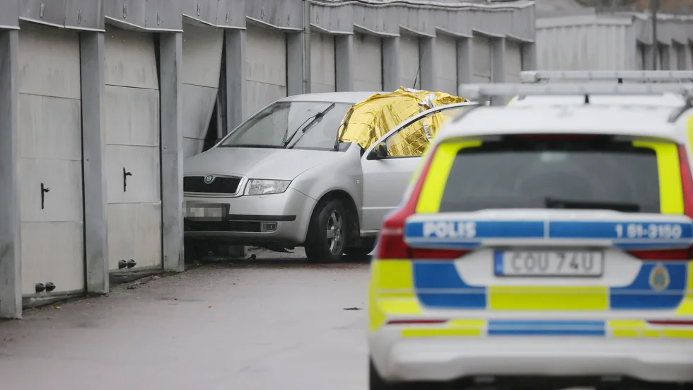 Den skjutne mannen hittades sittande i sin bil, som hade rullat in i en garagelänga. Mordet skedde en morgon i november.