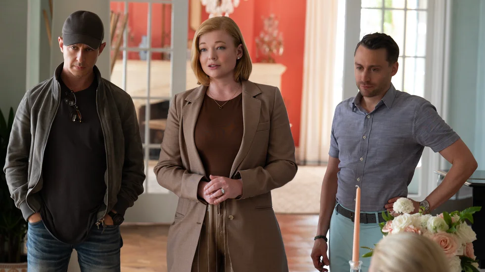 Syskonen Kendall (Jeremy Strong), Siobhan "Shiv" (Sarah Snook) och Roman (Kieran Culkin) Roy har en komplicerad familjedynamik. Pressbild.