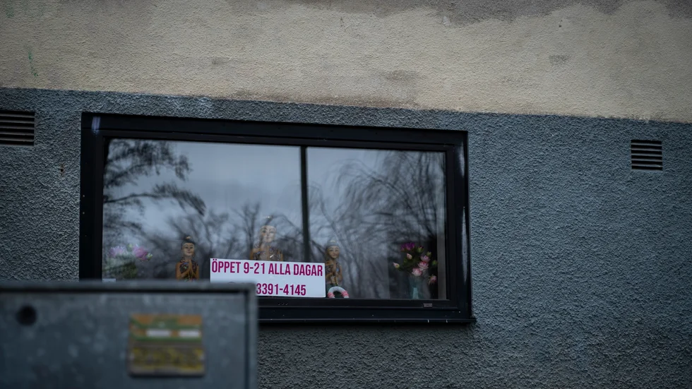 Trots att polisen sedan årsskiftet genomfört flera tillslag mot just thaimassagesalonger i Linköping får vi flera erbjudande om sexuella tjänster när vi ringer till salongerna.