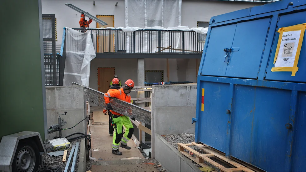 Just nu jobbar många med att färdigställa Snäck 4. Om några dagar ska det vara inflyttning här. Bostadsrättsföreningen har 54 lägenheter, men bara 42 bilplatser.