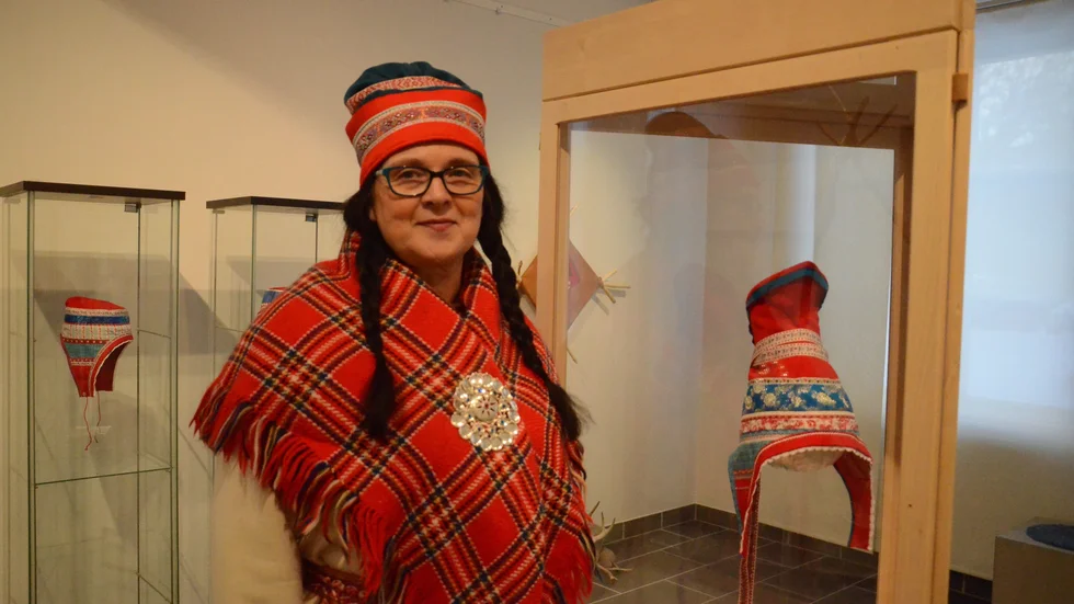 Lise Tapio Pittja med sin stoltaste hyllning till förmödrarna, den fantastiska mössan.