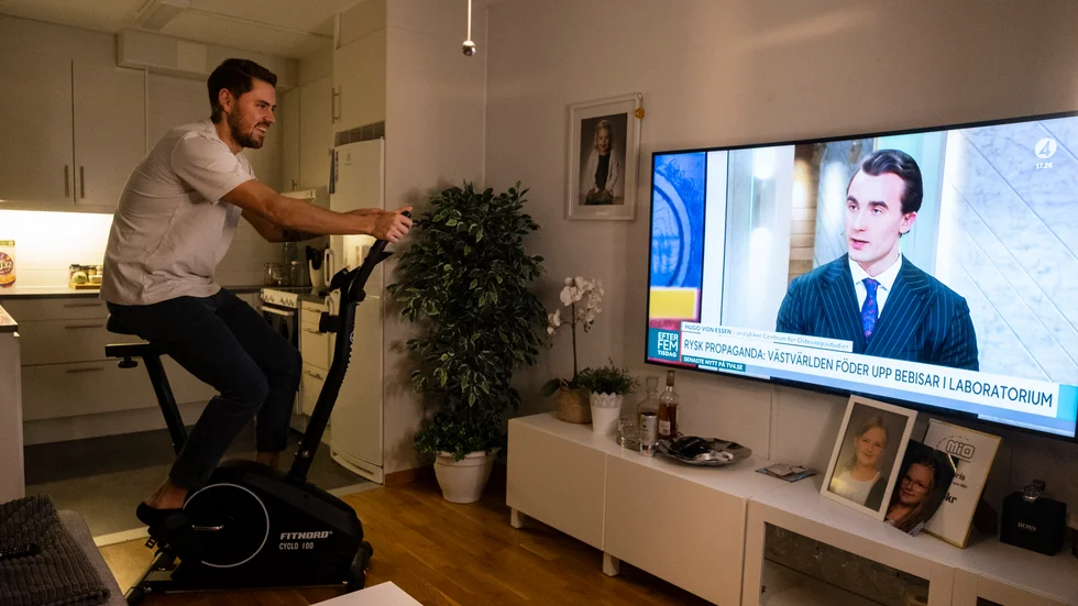 Rasmus Allard tycker om att vara aktiv. När han kollar på fotboll hemma så gör han det ibland från cykeln i stället för soffan.