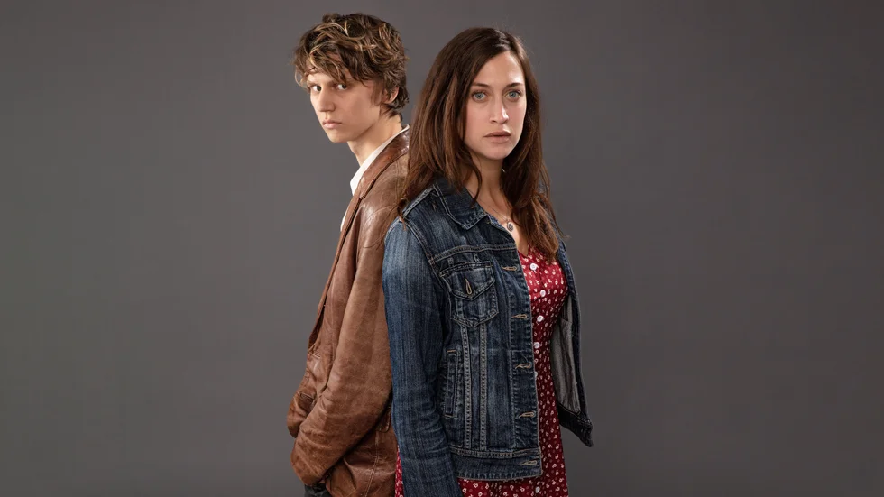 Erik Enge och Julia Ragnarsson har de stora rollerna i "Slutet på sommaren". Pressbild.