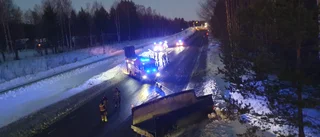 Singelolycka på Järnvägsleden – lastbil körde in i broräcke och tappade släpet