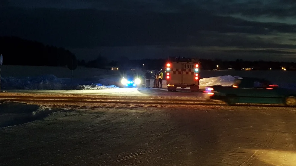En person blev påkörd i korsningen 373:an-Mjösjölidvägen på onsdagsmorgonen. Han avled av skadorna.