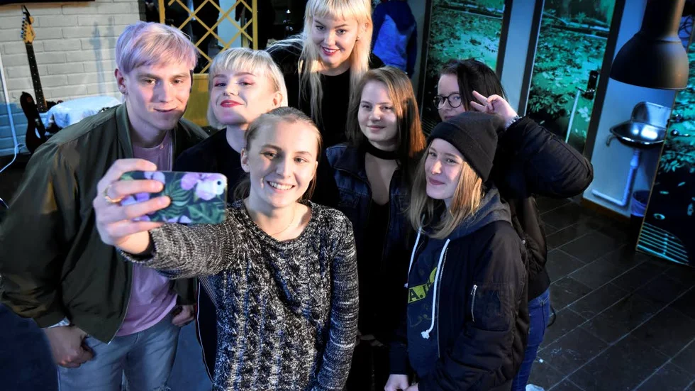 Tomas Bäcklund Thuneström, Sanna Kalla och Rebecka Digervall i The Magnettes på Pajala Centralskola. På bilden tillsammans med Elvira Pääjärvi, Mette Mäkitalo, Julia Niemi och  Maja Tapper.