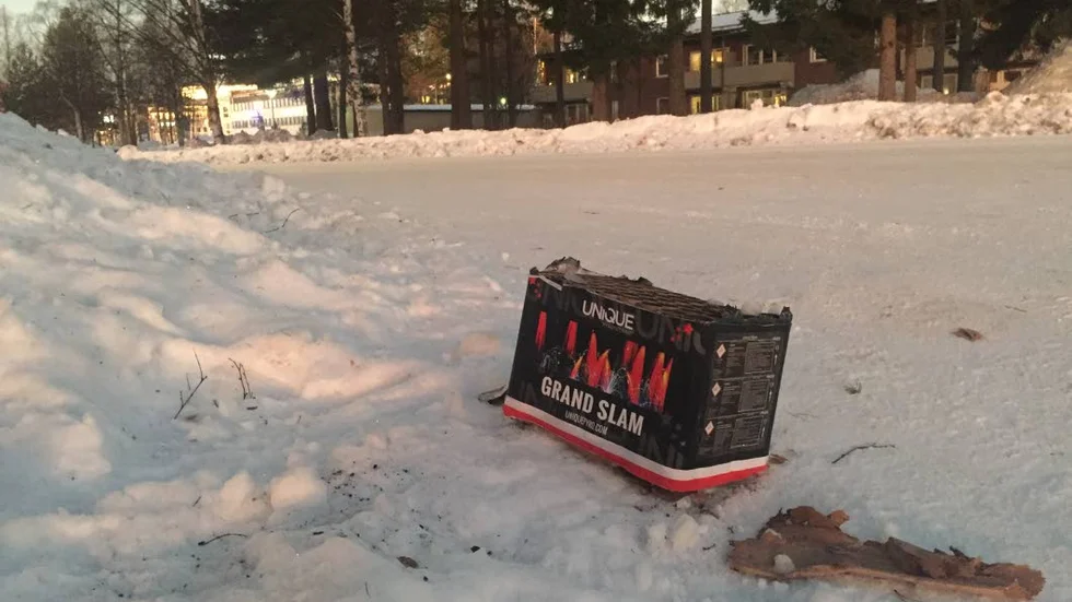 Spår. Utanför Porsöskolan vittnar en kartong för fyrverkeripjäser om nattens händelser. Rektor Annika Häggstål säger att det förekommit en hel del skadegörelse på låg- och mellanstadieskolan under höstterminen, men att de senaste veckorna varit lugna.